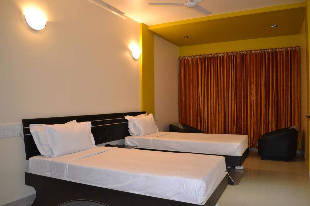 Hotel Embassy International Latur Ngoại thất bức ảnh