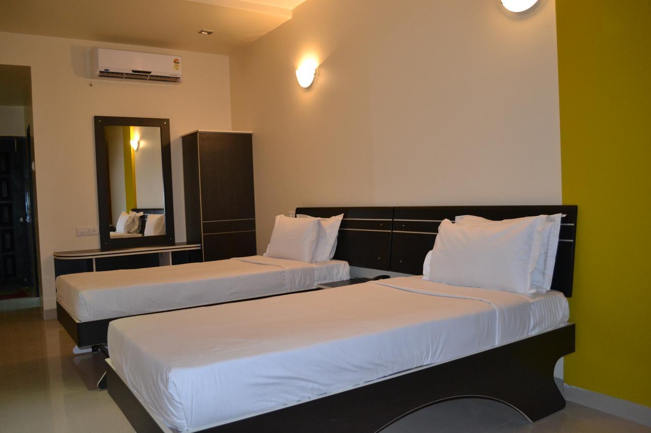 Hotel Embassy International Latur Ngoại thất bức ảnh